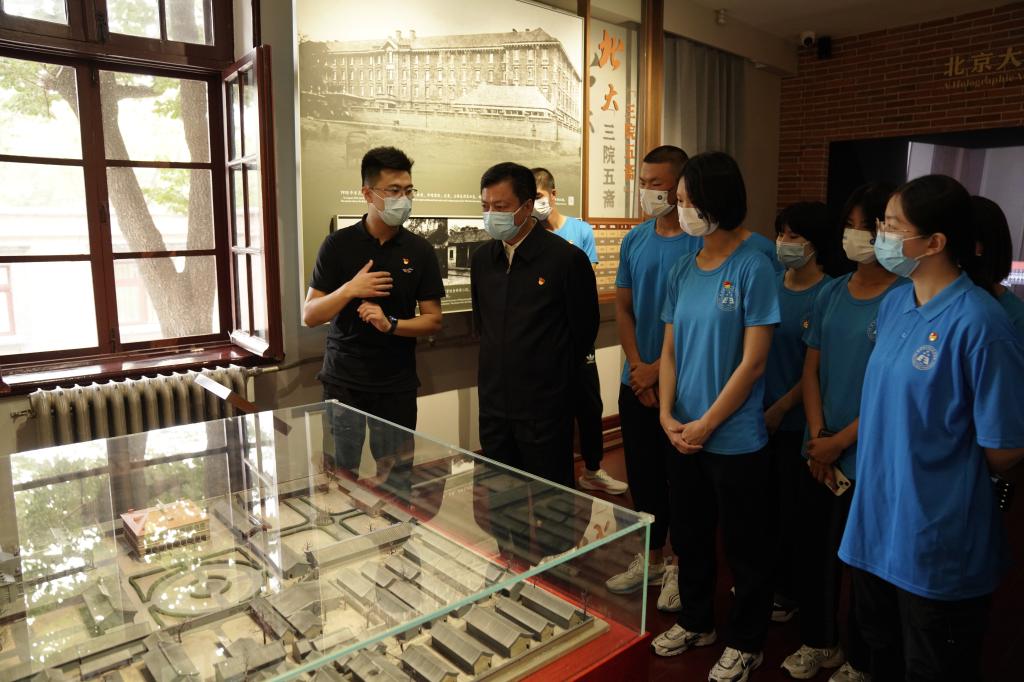 20221001-党委书记张启鸿带领学生走进北大红楼,上好行走的“大思政课” (9).JPG