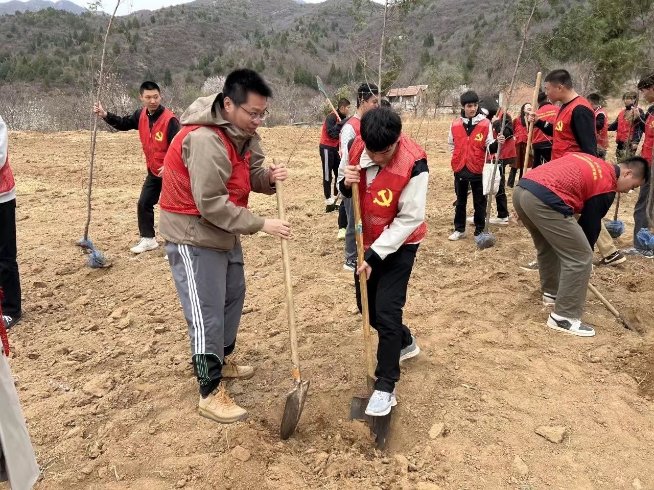 老师同学生们一同种下树苗.pic.jpg