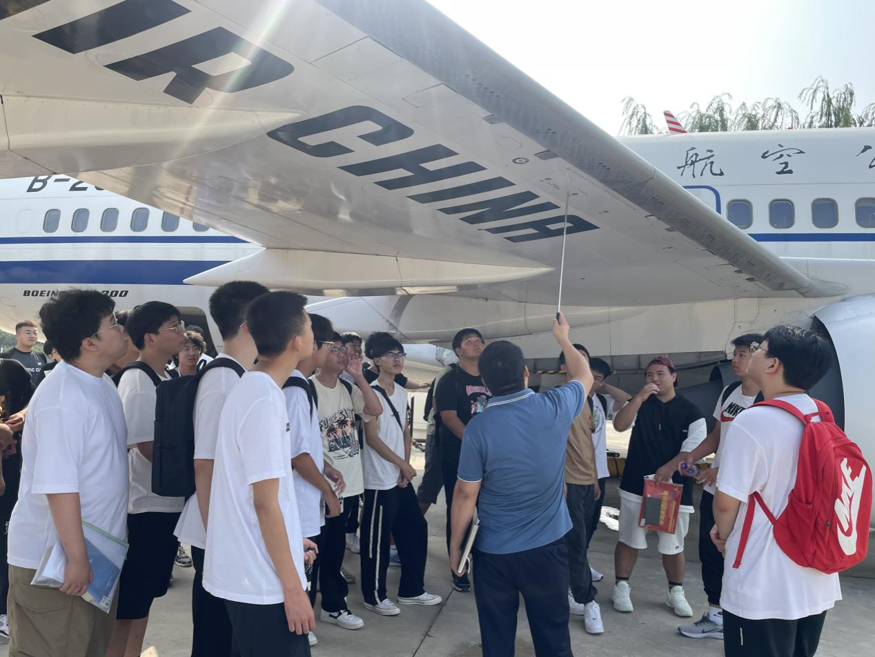 20230908—孙浩老师带领同学参观飞机实训基地.png 20230908—孙浩老师带领同学参观飞机实训基地.png