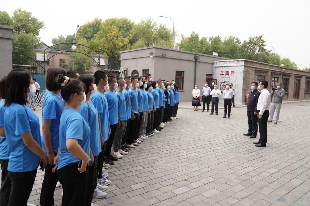 20221001-党委书记张启鸿带领学生走进北大红楼,上好行走的“大思政课” (6).JPG