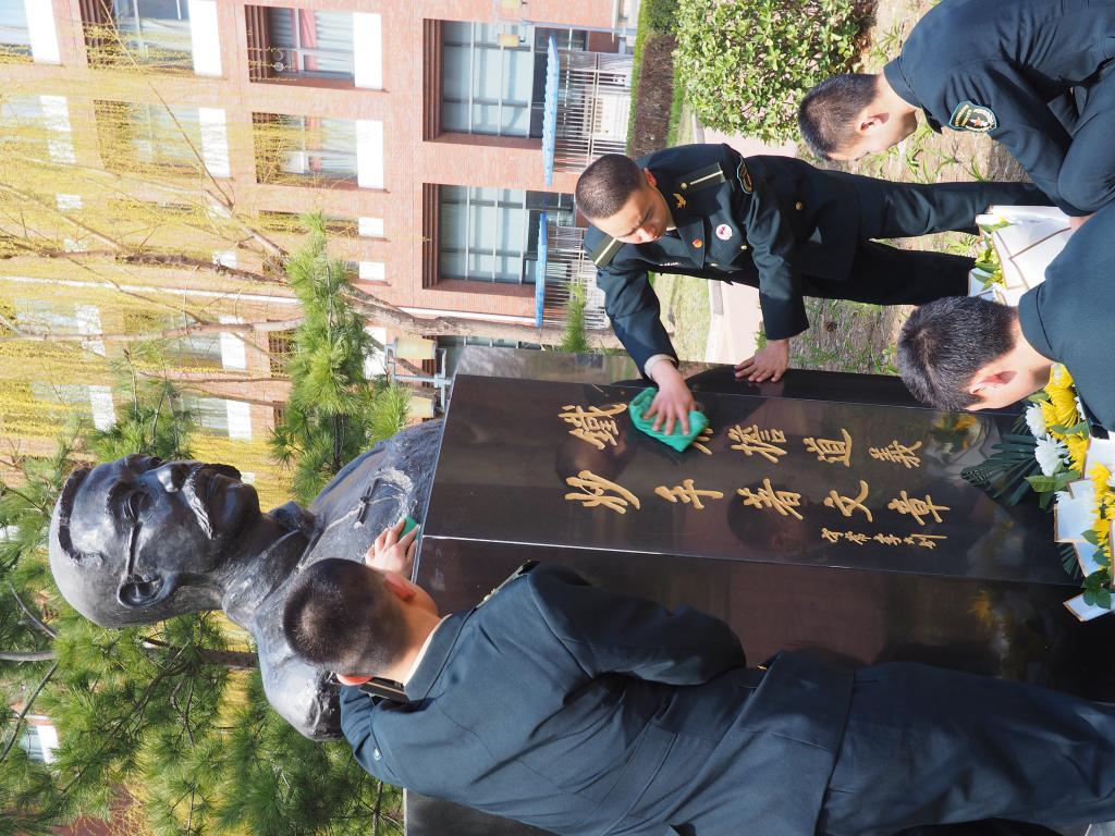 20220401-擦拭雕像敬献鲜花.JPG 20220401-擦拭雕像敬献鲜花.JPG