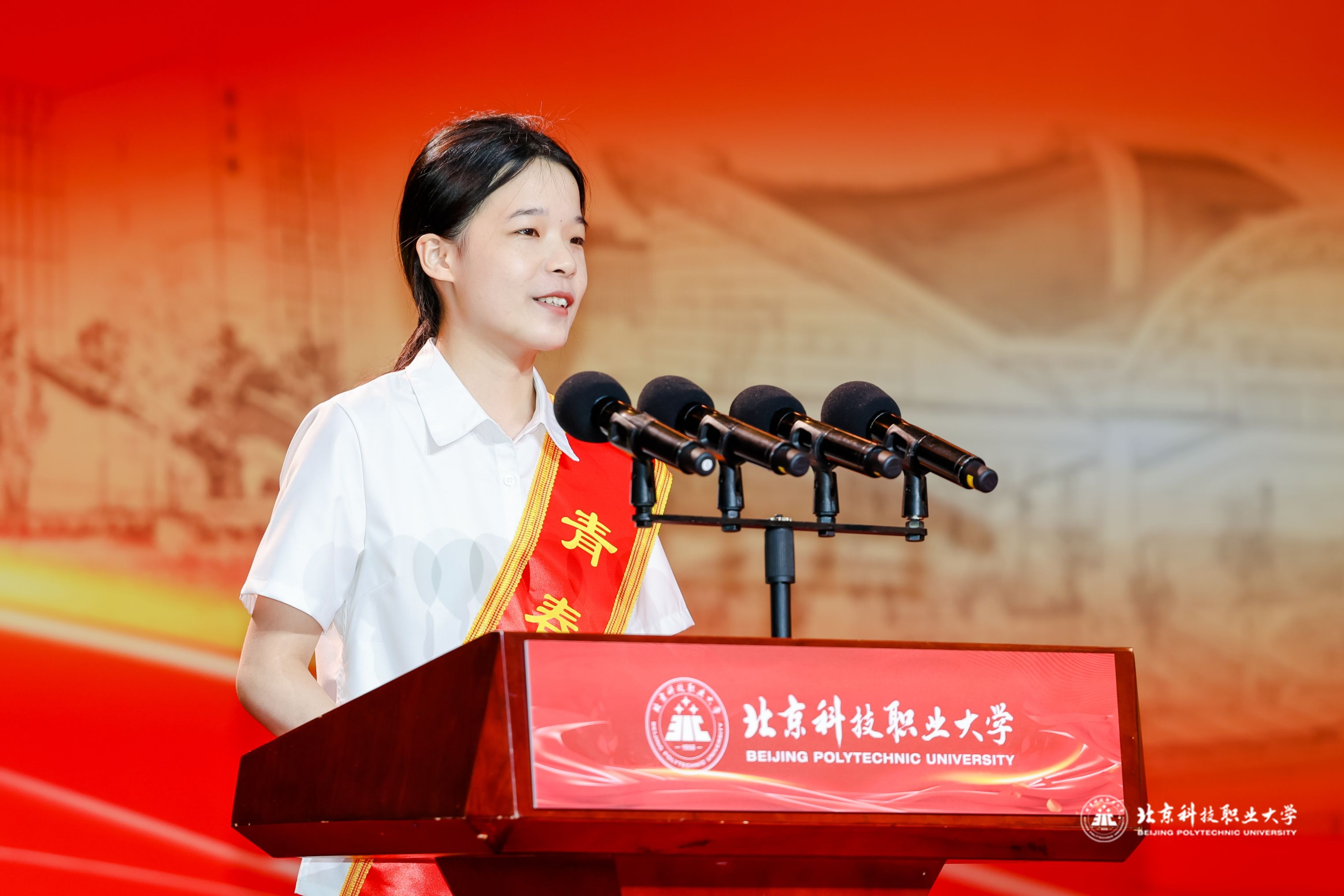 陈妍妍侧.jpeg