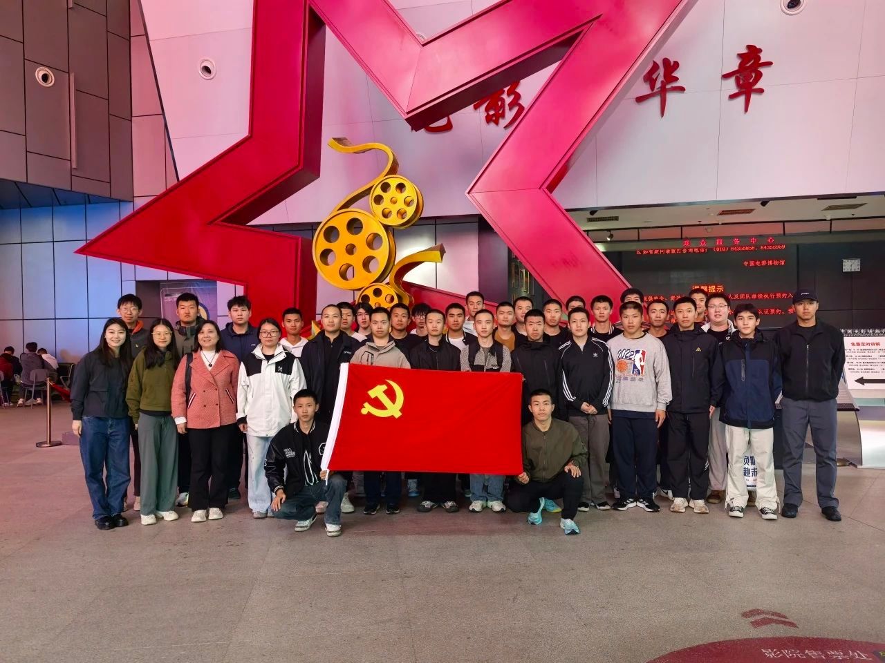 20250418-航空工程学院学生党支部组织党员师生合影.jpg