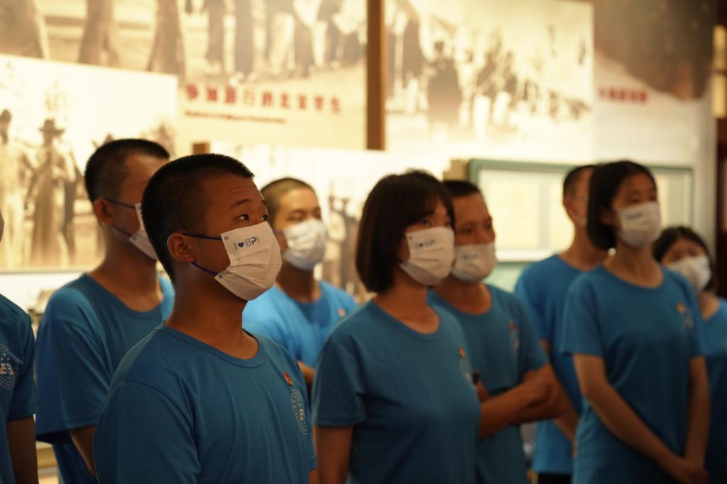 20221001-党委书记张启鸿带领学生走进北大红楼,上好行走的“大思政课” (1).JPG