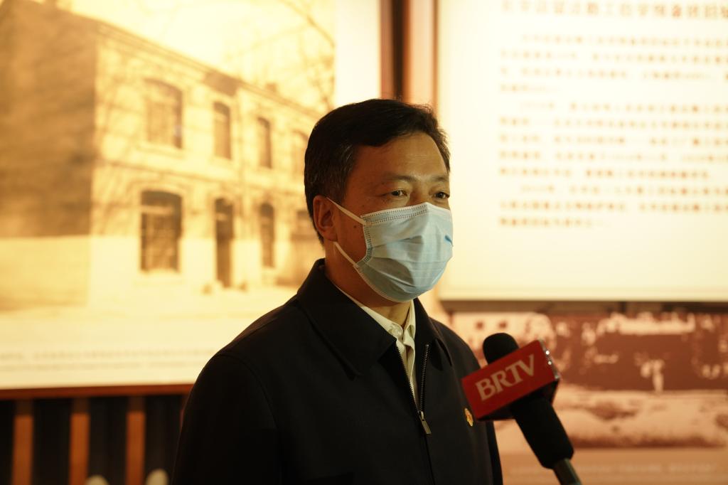 20221001-党委书记张启鸿带领学生走进北大红楼,上好行走的“大思政课” (4).JPG