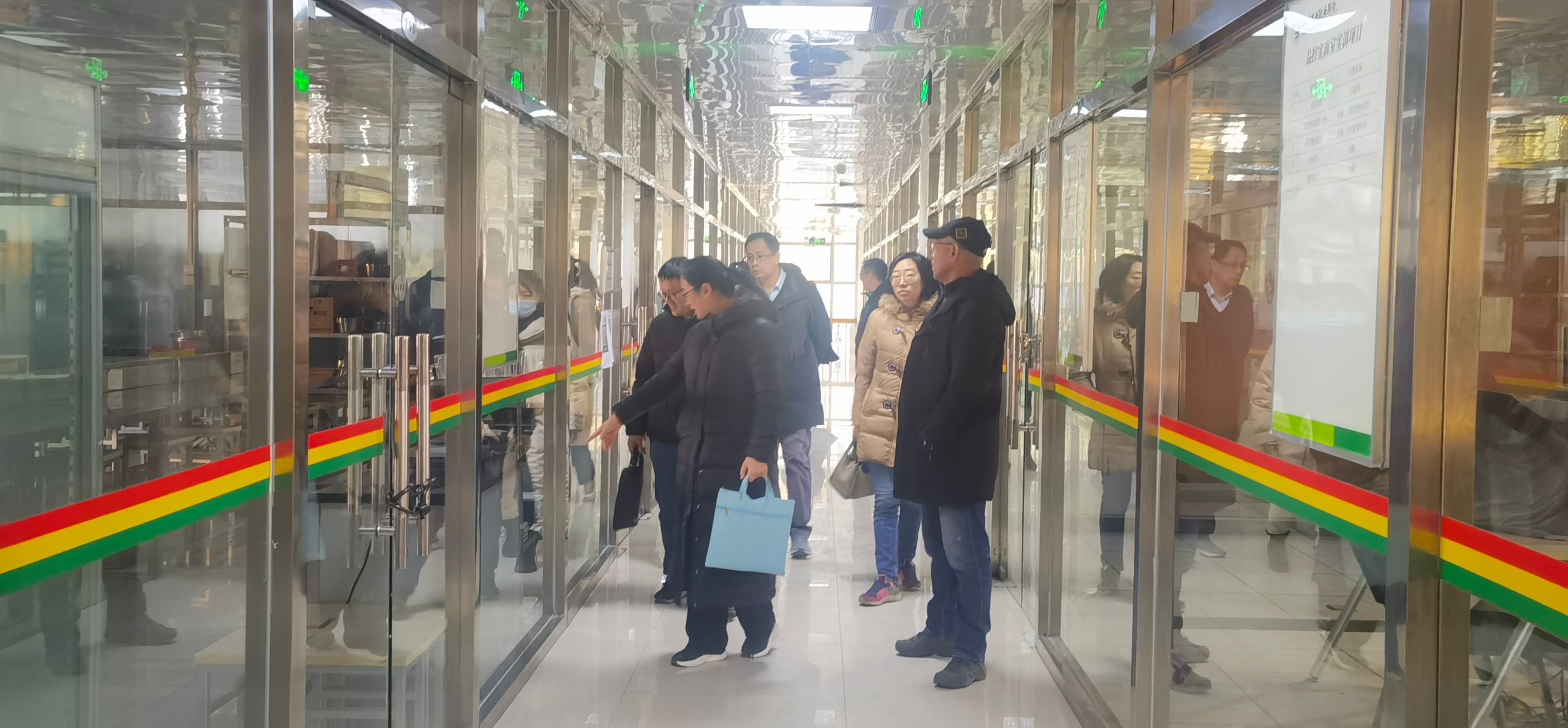 参观食品系实训室.jpg