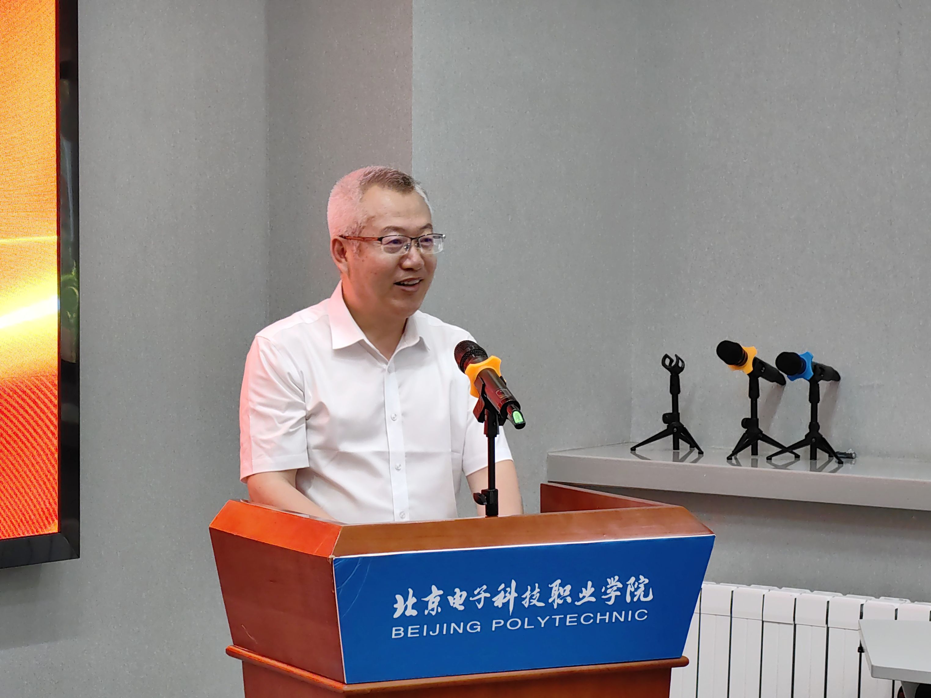 北京师范大学工会常务副主席王显芳_副本.jpg