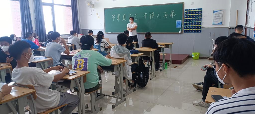 20220927-脚踏实地，温暖育人——记电信工程学院22计算机1班班主任张泰忠4.jpg