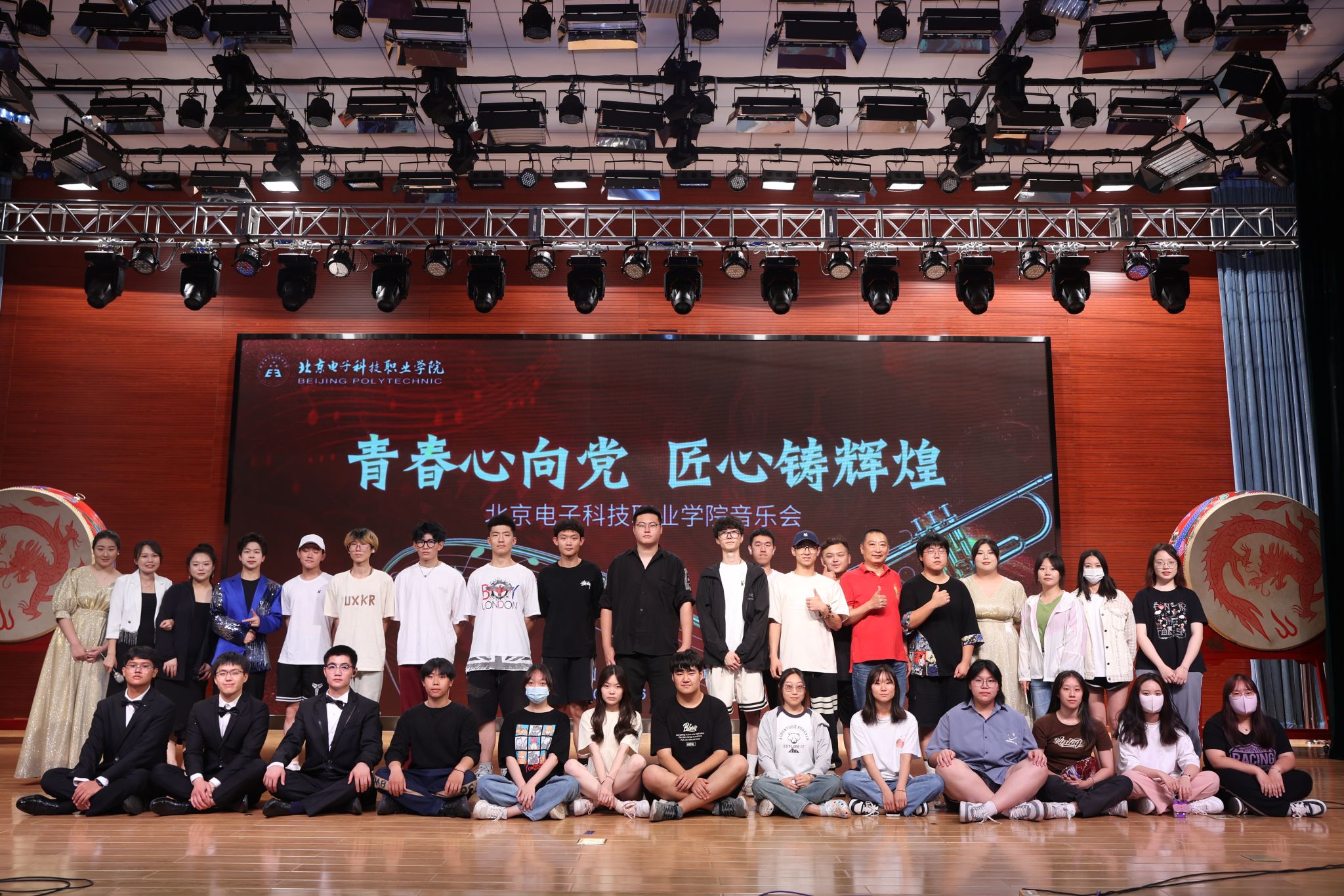 工作人员.JPG 工作人员.JPG