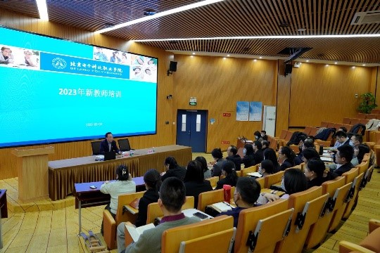 20230303-姚光业给新入职教师开班讲座.jpg