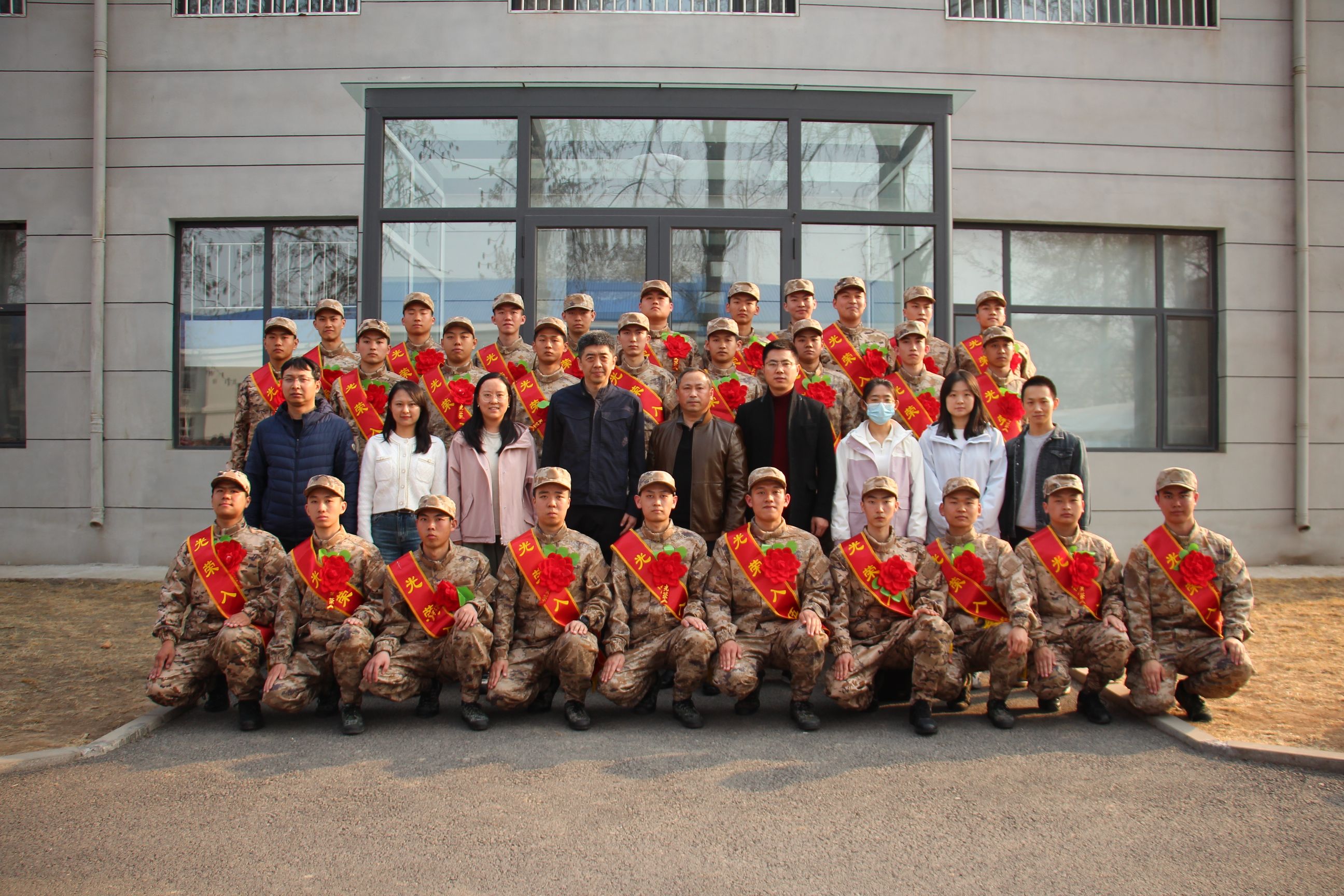 朵朵红花送新兵,电科学子赴军营2.jpg