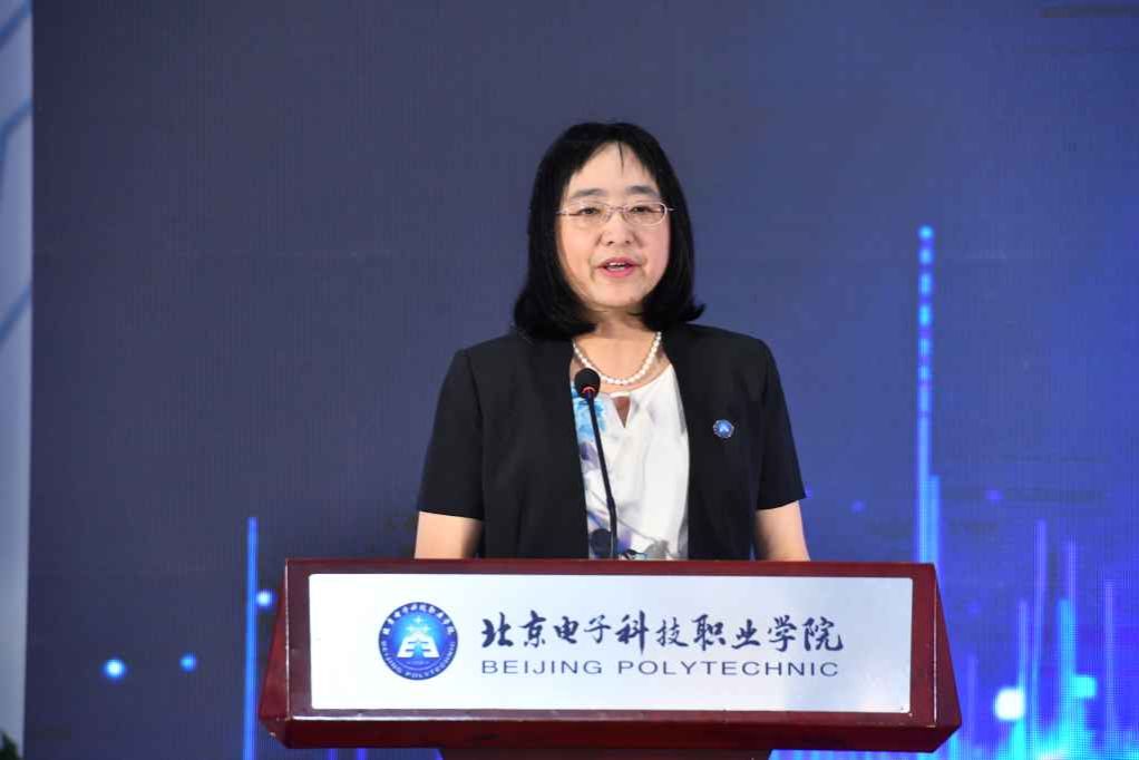北电科副书记王玮宣读成立集成电路学院(人工智能学院)决定.jpg