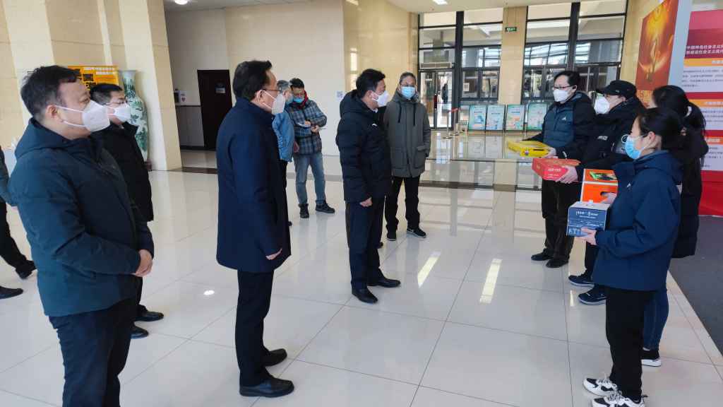 20230120-佳节送祝福,温情暖人心学校领导慰问春节期间留校员工1.jpg