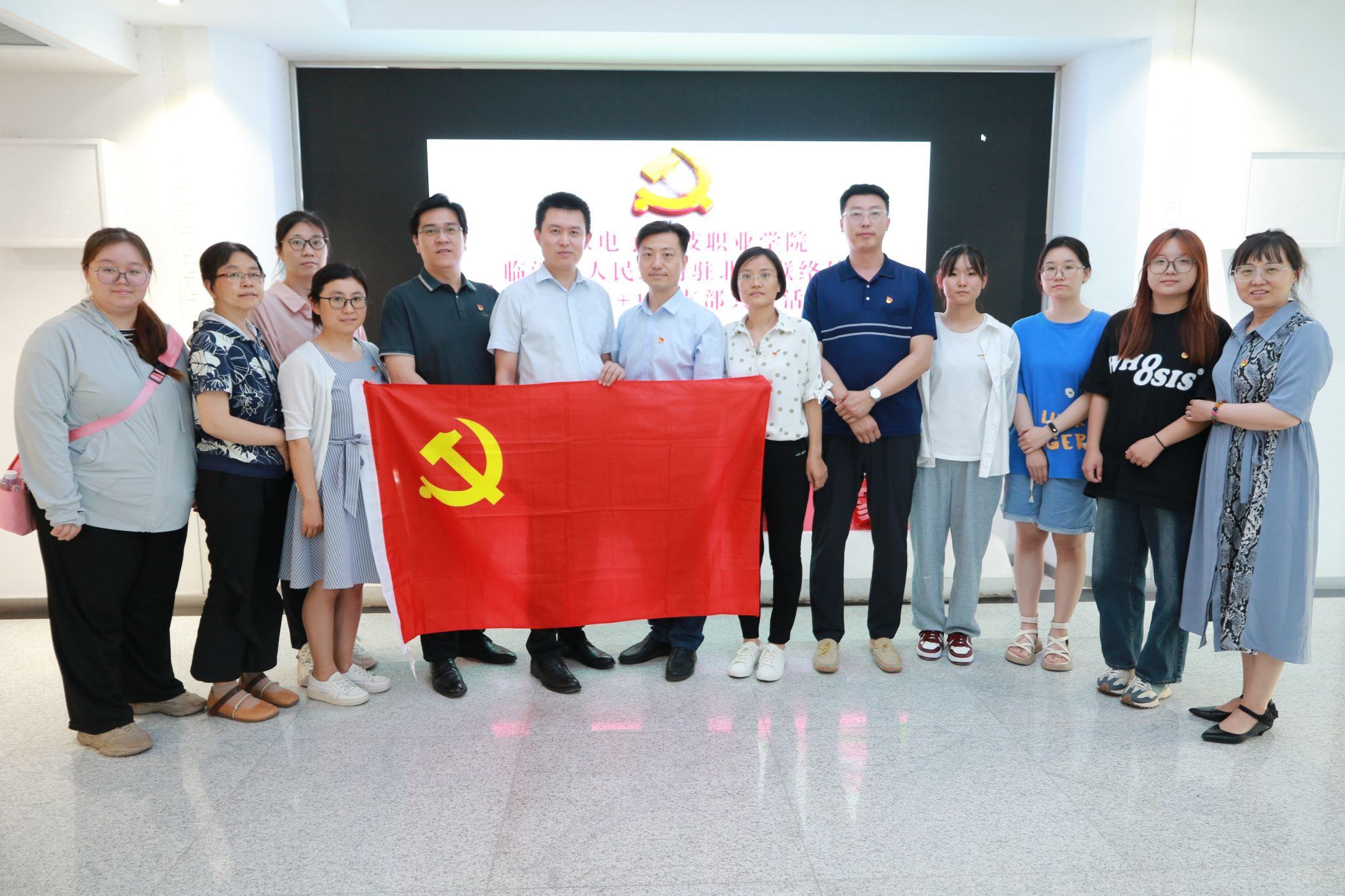 党政办公室党支部与临沂驻京办支部共建活动照片1.jpg 党政办公室党支部与临沂驻京办支部共建活动照片1.jpg