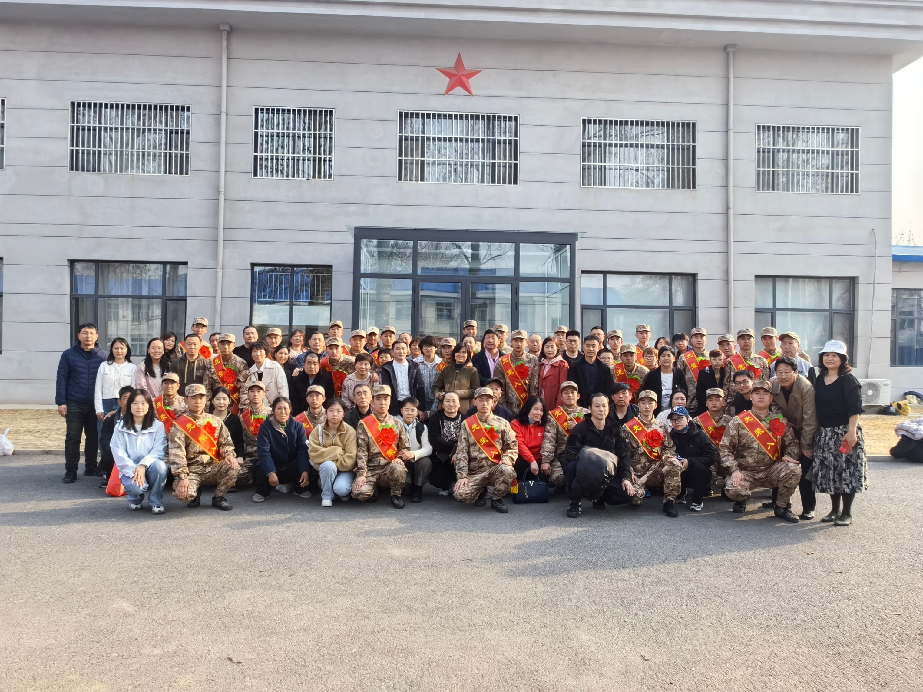 朵朵红花送新兵,电科学子赴军营1.jpg