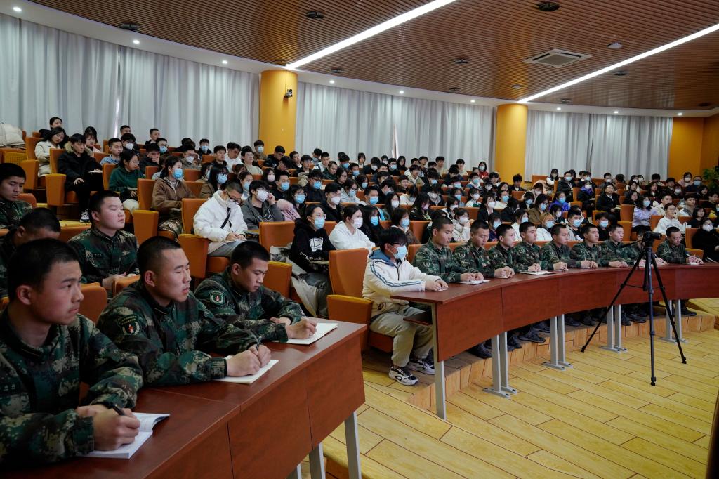 20230303-张启鸿书记为学生讲授春季学期“开学第一课” 3.jpg
