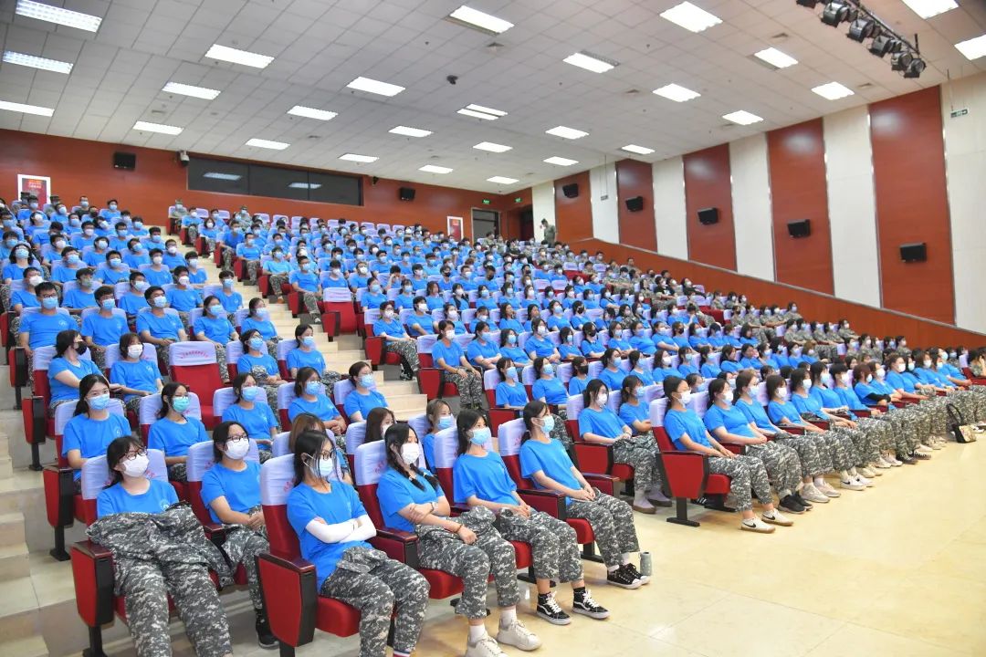 20220924-校领导为2022级新生讲授“开学第一课” 1.jpg