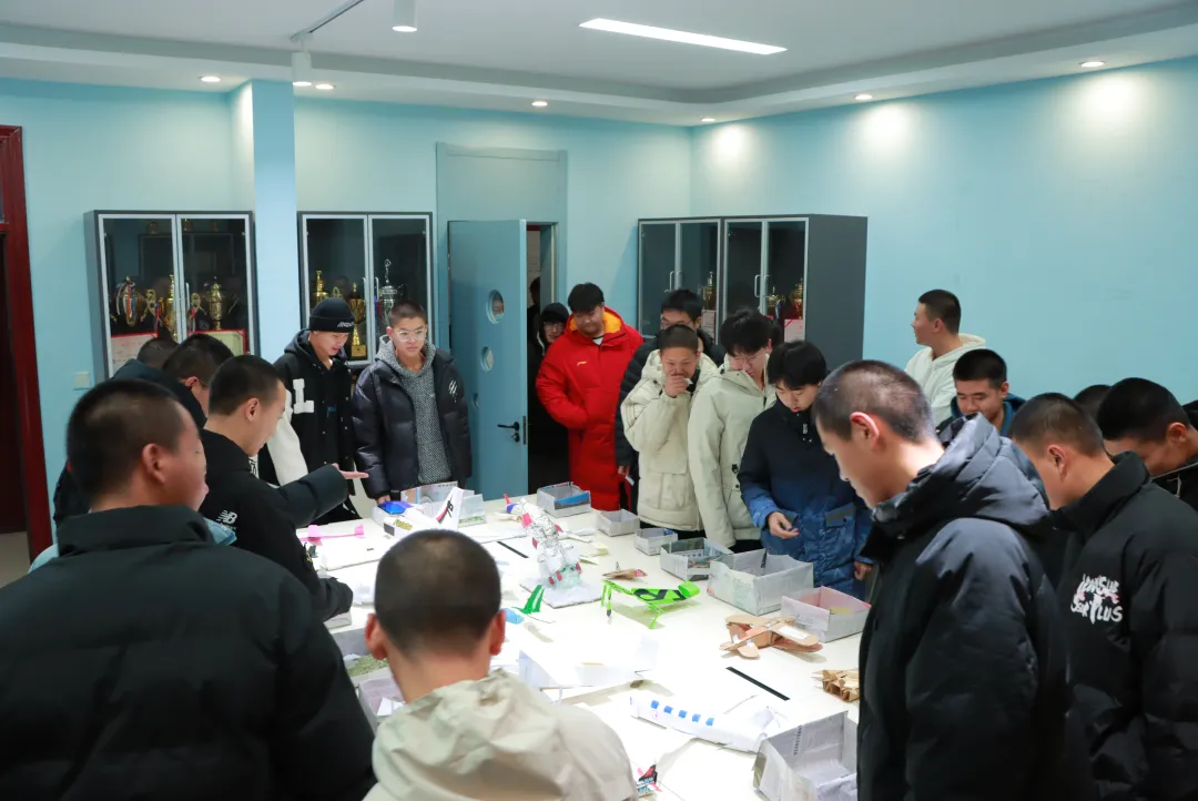 航模制作现场全景.jpg 航模制作现场全景.jpg