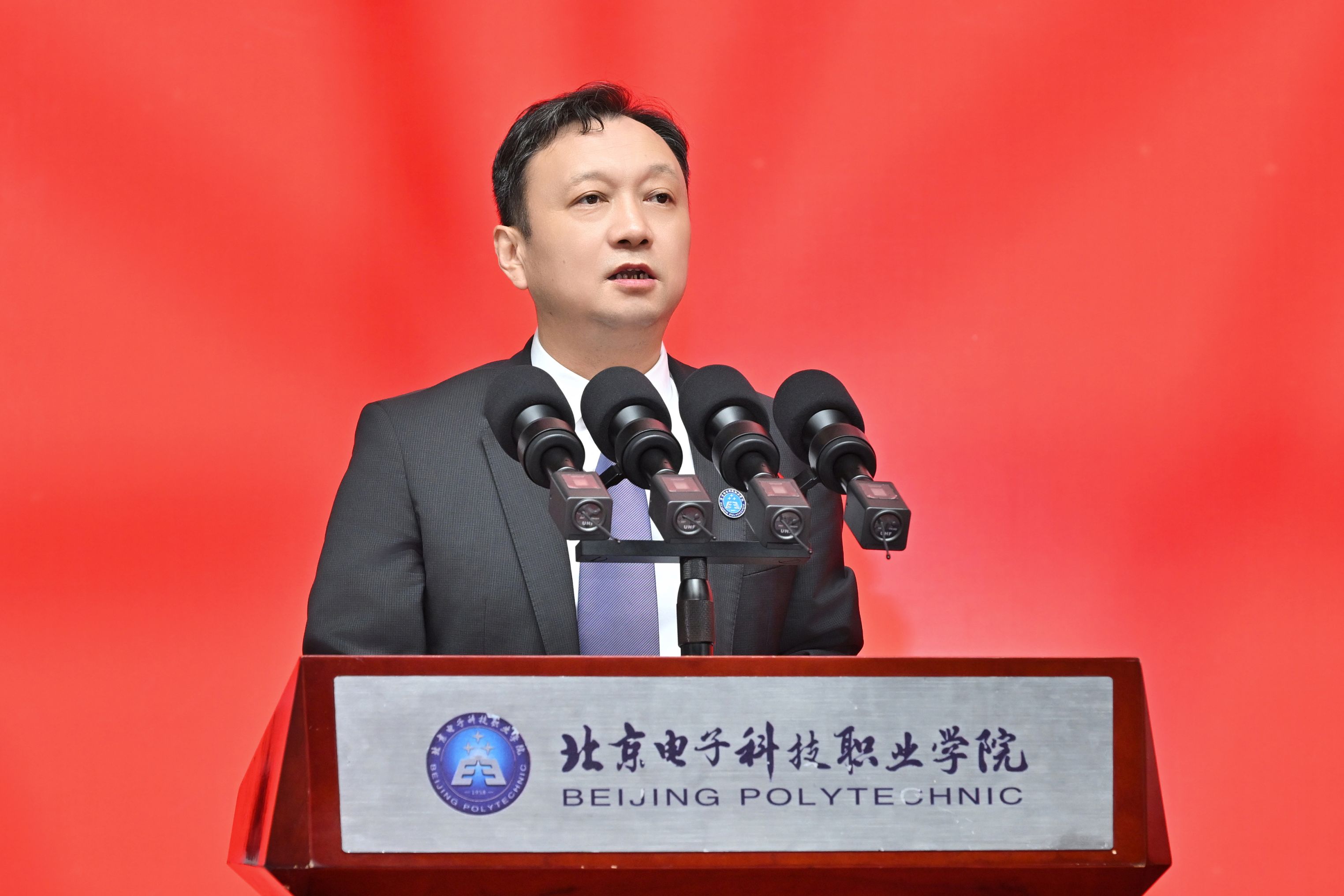 宣读毕业生名单-陈院长.jpg