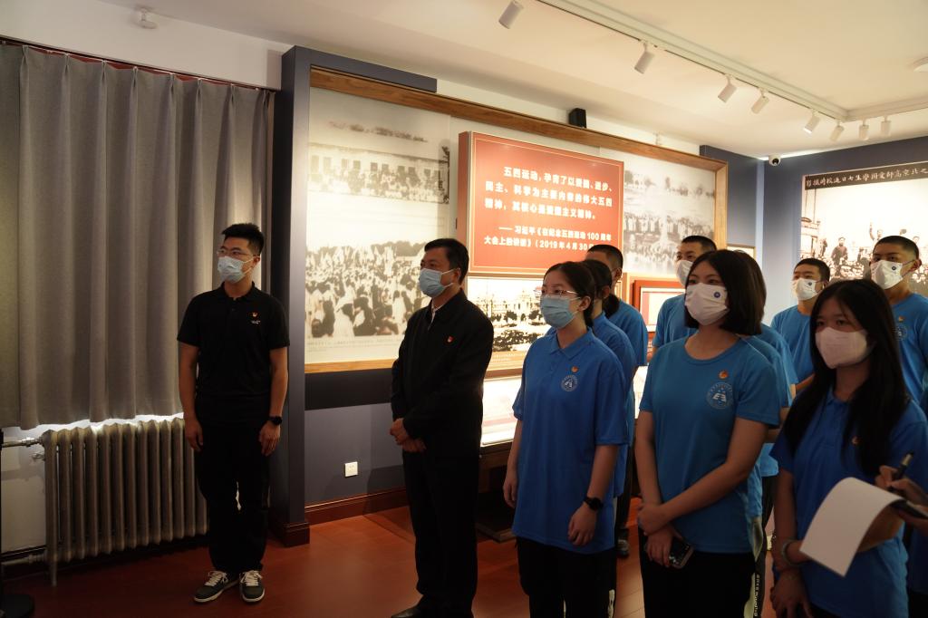 20221001-党委书记张启鸿带领学生走进北大红楼,上好行走的“大思政课” (3).JPG