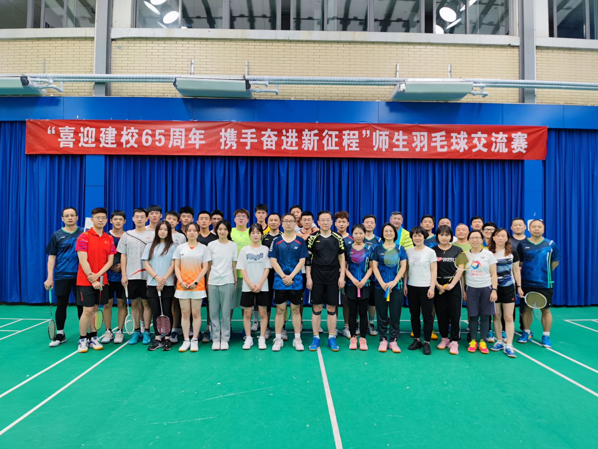 羽毛球师生比赛合照.jpg 羽毛球师生比赛合照.jpg