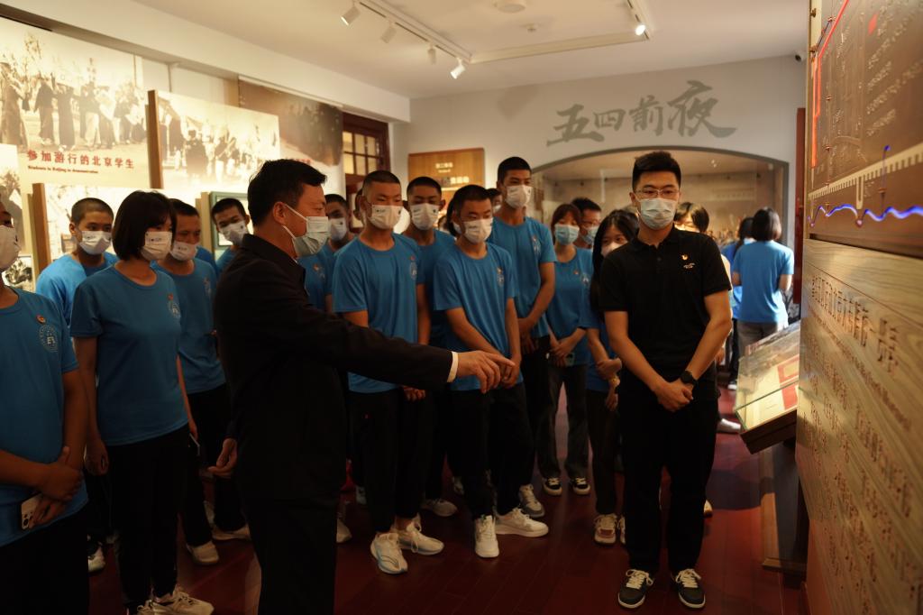 20221001-党委书记张启鸿带领学生走进北大红楼,上好行走的“大思政课” (2).JPG