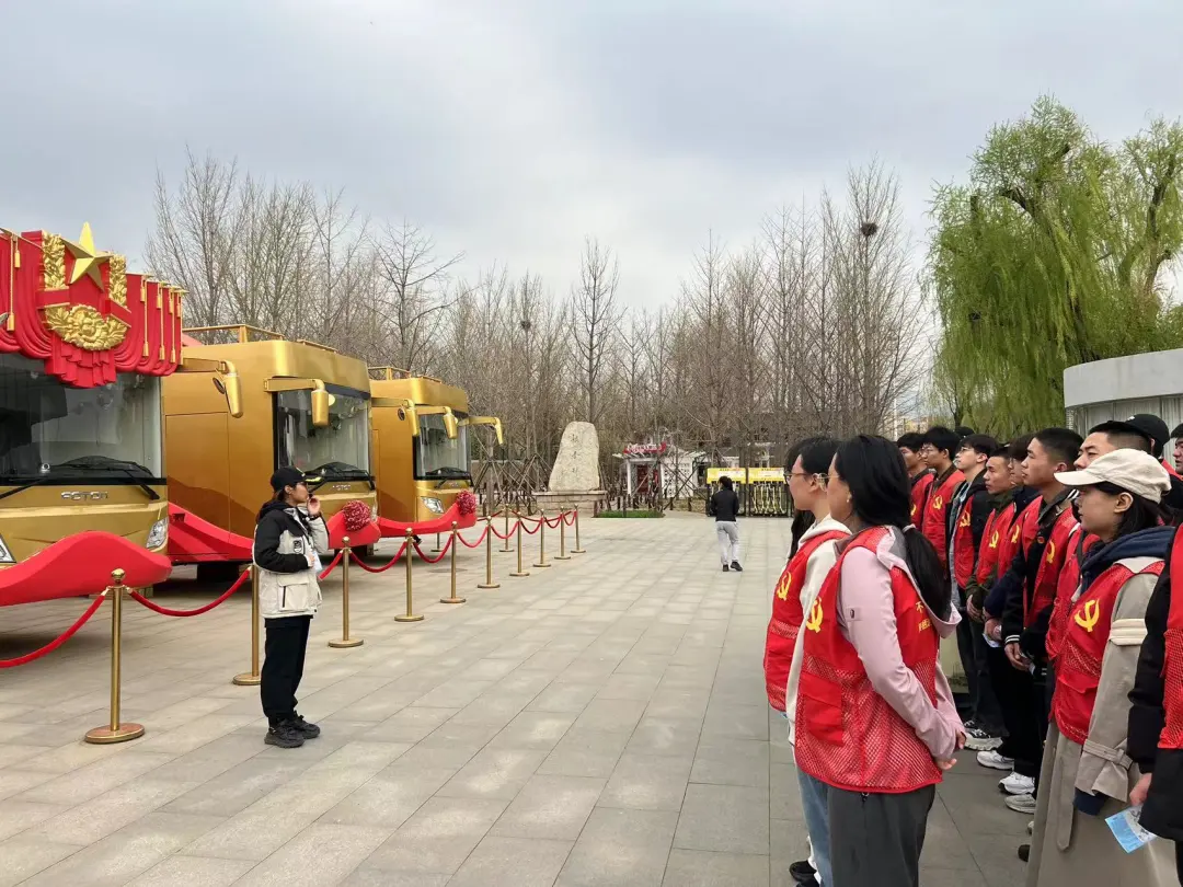 聆听讲解员讲解.jpg 聆听讲解员讲解.jpg