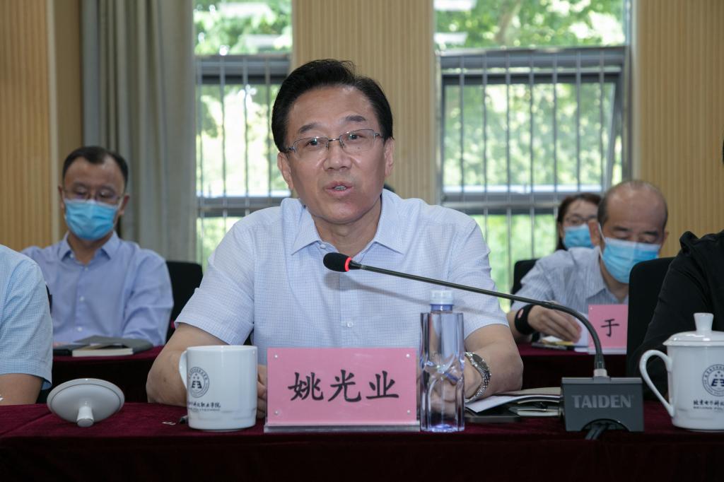 20221004-教育部职业教育发展中心调研组一行来我校调研.jpg
